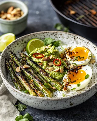 Gegrillte Gemüse-Avocado-Reis-Bowl