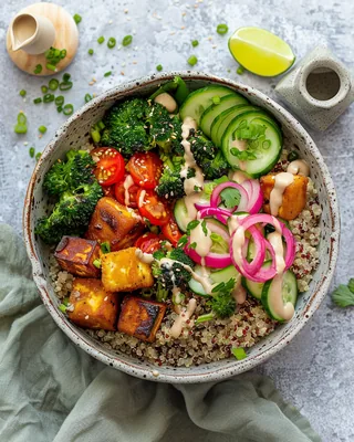 Quinoa Power Bowls mit Sesam