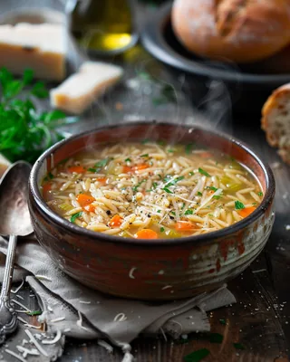 Orzo-Suppe mit Kräutern und Knoblauch