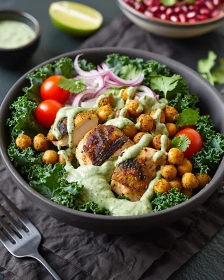 Hähnchen- und Kichererbsen-Grünkohl-Bowl