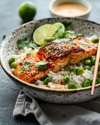 Sesam-Lachs-Bowl mit Erdnuss