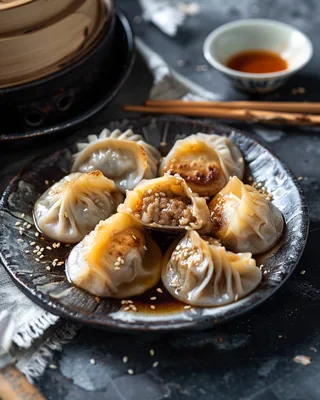 Dumplings mit Ingwer-Schweinefleisch und Suppenfüllung