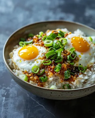 Reis-Bowl mit Ei, Soja und Frühlingszwiebeln