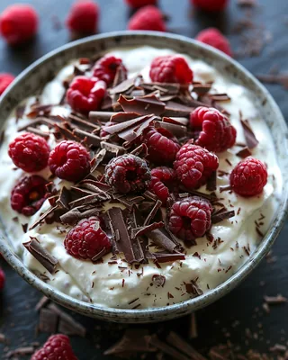 Himbeer-Kakao-Joghurt-Bowl