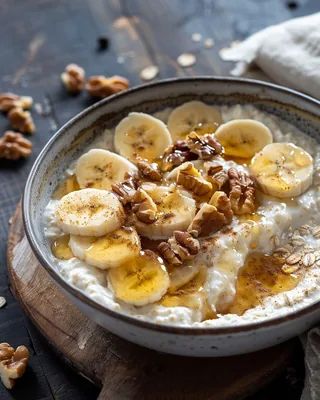 Hüttenkäse-Bowl mit Banane und Walnüssen